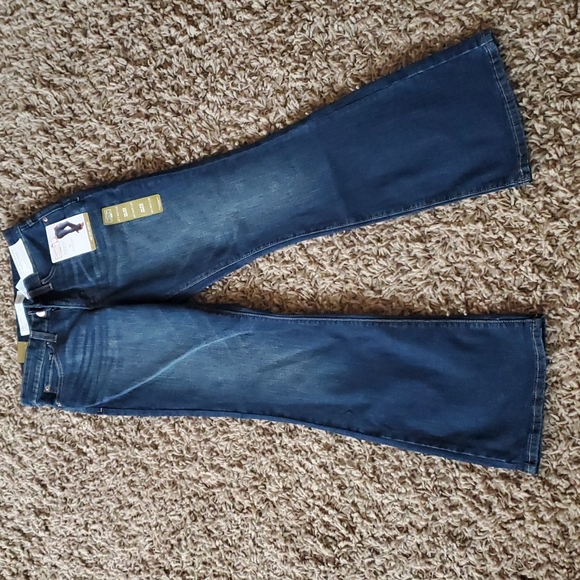 Brand new women's Signature by Levi's gold label mid rise boot cut jeans. - Picture 3 of 7